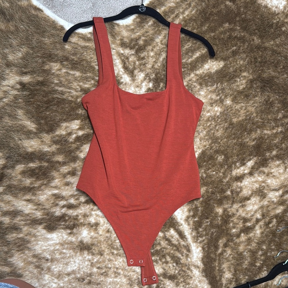 Good American rust bodysuit medium